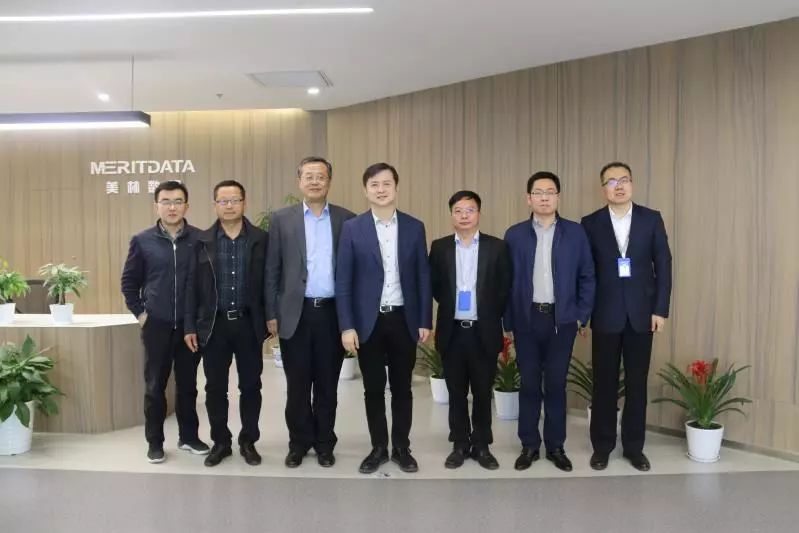 中網(wǎng)投與美林?jǐn)?shù)據(jù)代表合影