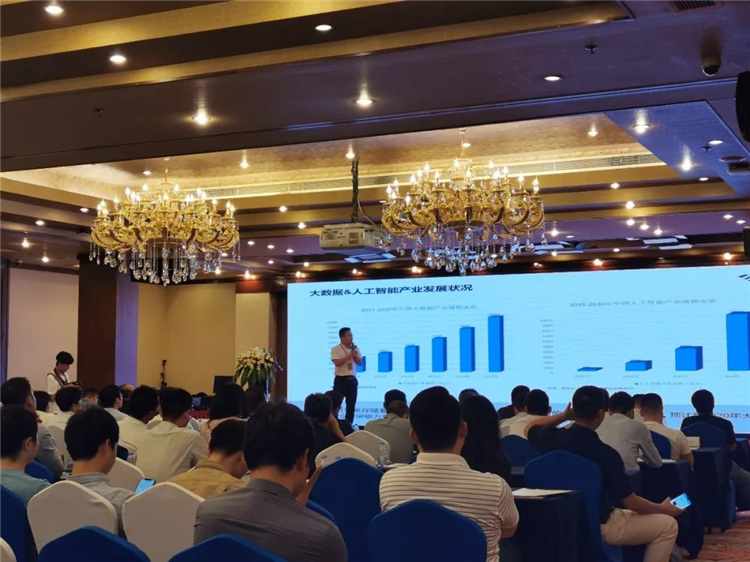 美林?jǐn)?shù)據(jù)產(chǎn)品咨詢總監(jiān)陳哲進行“大數(shù)據(jù)時代實用化人才培養(yǎng)”的主題分享