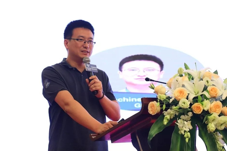 中安興業(yè)大數(shù)據(jù)總監(jiān)張巖進行“小微信貸的大數(shù)據(jù)風(fēng)控應(yīng)用”的主題分享   