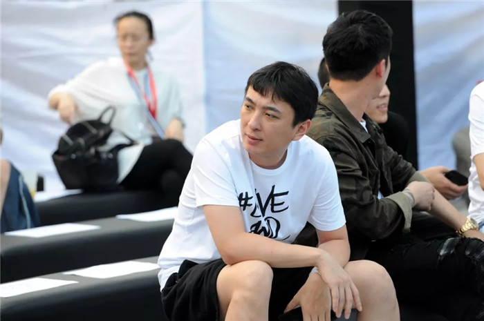 國(guó)民老公十年實(shí)習(xí)期暗淡收?qǐng)?，草根大學(xué)生又該如何立足職場(chǎng)？