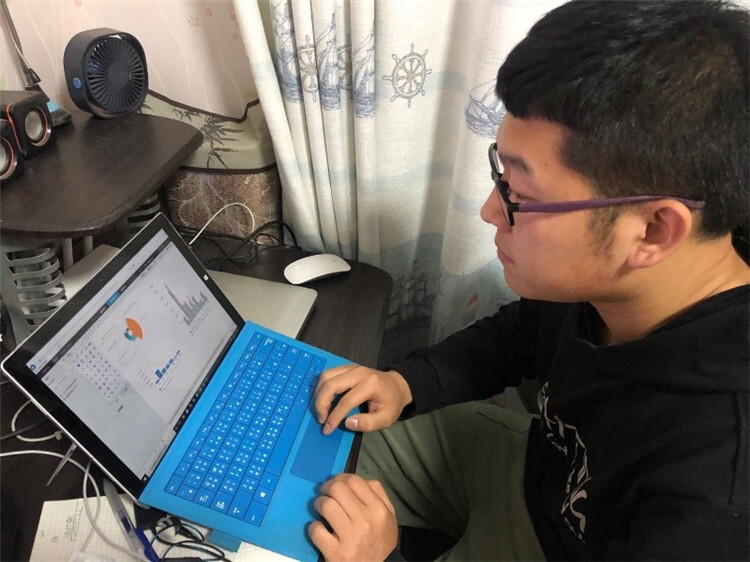 學(xué)生正在使用Tempo大數(shù)據(jù)分析平臺進行數(shù)據(jù)分析