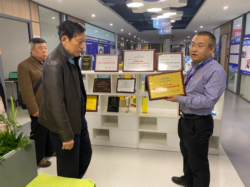 某部隊離休退休干部參觀美林?jǐn)?shù)據(jù)