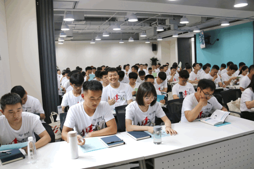 美林?jǐn)?shù)據(jù)2021屆畢業(yè)生前來報(bào)到